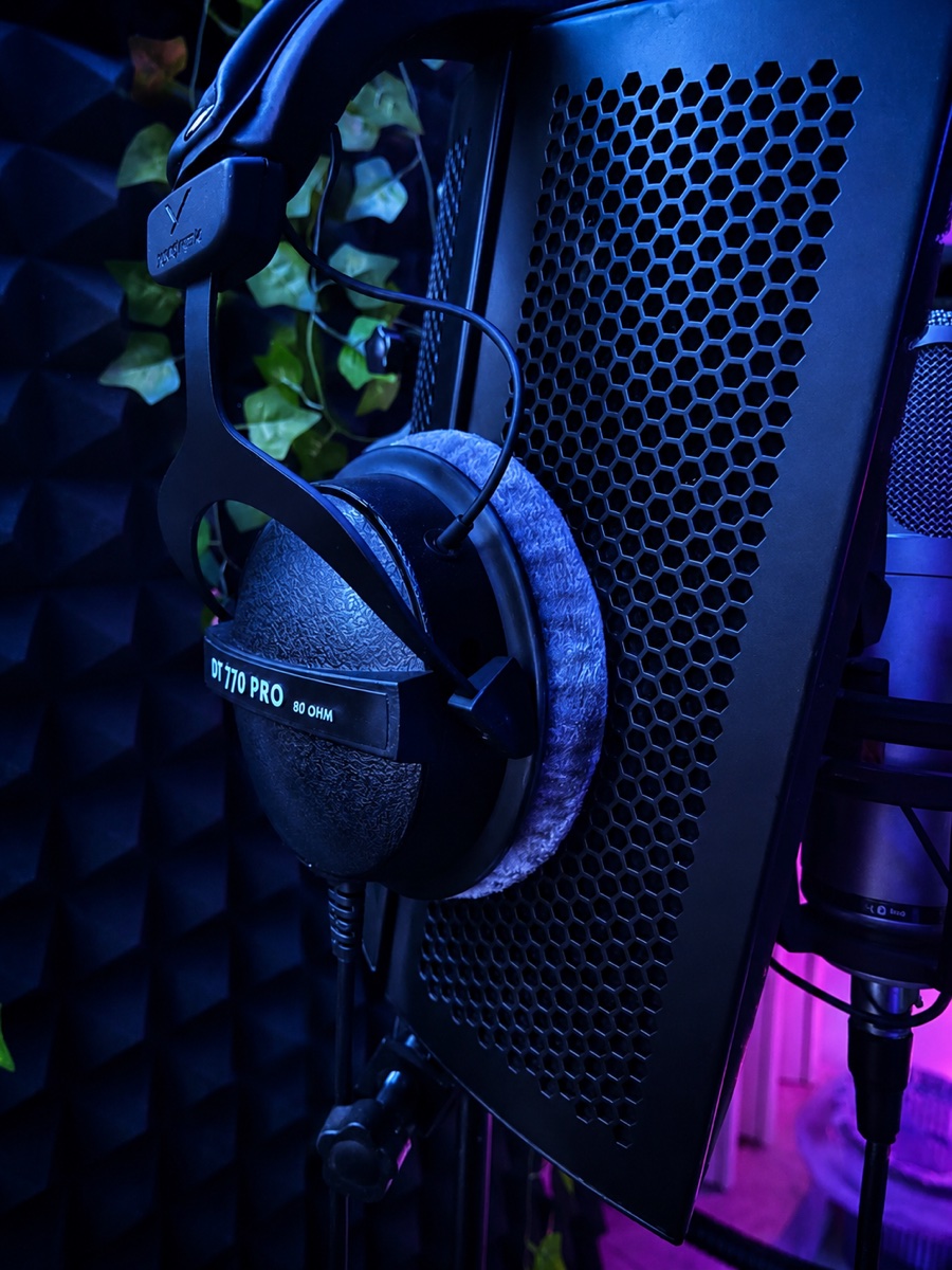 Cuffie Beyerdynamic DT 770 Pro e pannello acustico